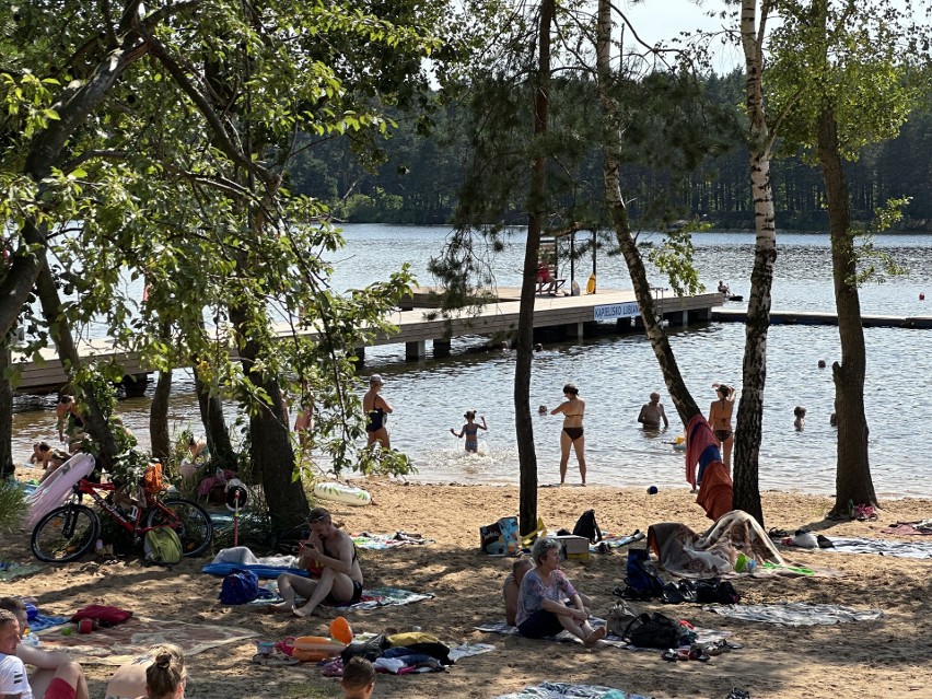 Sporo osób nad zalewem Lubianka w Starachowicach w sobotę 26 sierpnia. Ściągnęła ich słoneczna pogoda. Zobacz zdjęcia