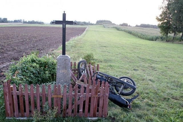 Motocyklista wypadł z drogi, zginął na miejscu.