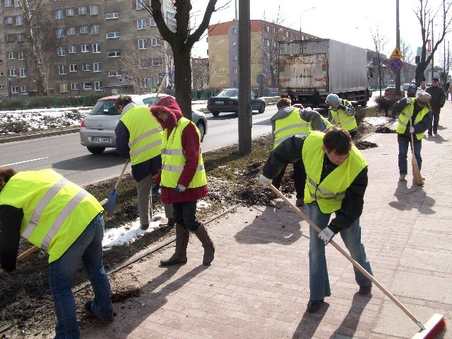 - Na pewno doprowadzimy to miasto do porządku! - zapewniają robotnicy sprzątający w Głogowie.
