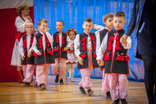 Prezentacje Artystyczne Przedszkolaków w Ustce (21.04.2018). Przedszkole nr 3, grupa Słoneczka i Motylki. Wychowawcy: Ewa Leśniewska, Agata Frankiewicz, Anetta Wszółkowska, Lidia Sokołowska. Utwór - Krakowiak