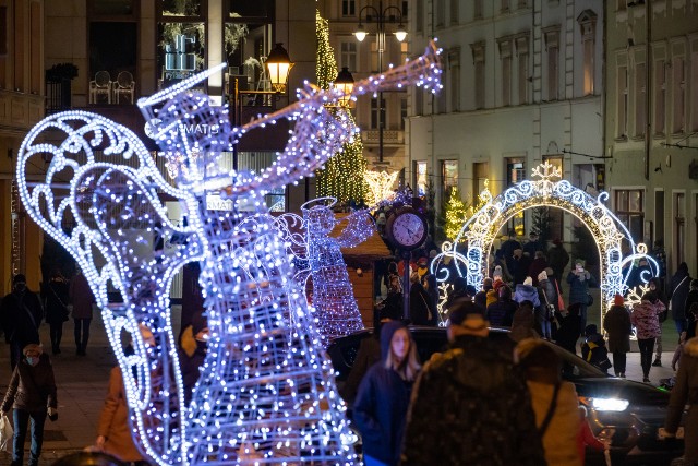 Ten weekend będzie odświętny - nie tylko dlatego, że zaczyna się Bydgoski Jarmark Świąteczny (zresztą nie będzie to jedyny jarmark w centrum). Ważne uroczystości w Filharmonii Pomorskiej i Salonie Hoffman. Święto w teatrze i na kolei z okazji Dnia Kolejarza. To weekend też rozśpiewany konkursami wokalnymi, ale i propozycjami dla dzieci. Jest okazja potańczyć i pozwiedzać nie tylko wystawy. A przy tym wszystkim zadbać o zdrowie w akcjach profilaktycznych. Kiedy i gdzie? Szczegóły w naszej galerii.