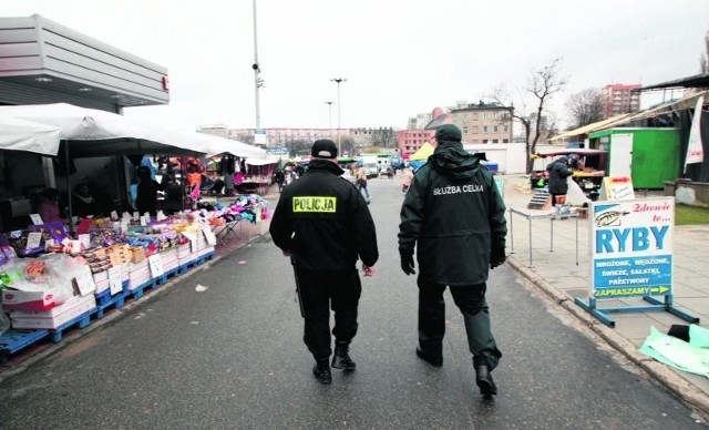 - Na ul. Ceglanej pojawiły się patrole złożone z policjantów i celników.