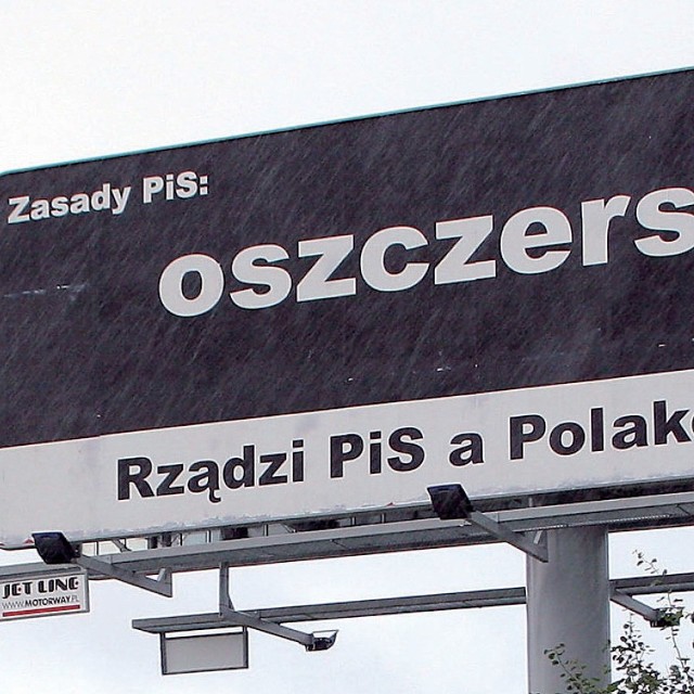 Reklama PO straszy PiS-em przy szosie na Koszalin.