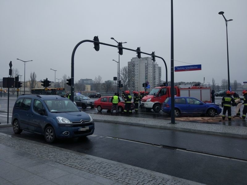 Uwaga na marznący deszcz! Bardzo śliskie drogi i chodniki. Przy dworcu Fabrycznym zderzyły się 24 samochody!