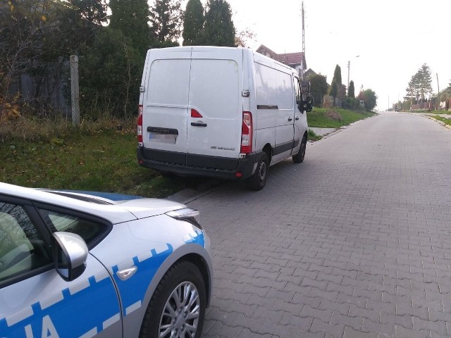 Sytuacja miała miejsce w minioną niedzielę 11 listopada. Około godz. 13 dyżurny KPP Żnin otrzymał informację, że drogą krajową nr 5 jedzie prawdopodobnie nietrzeźwy kierowca. Patrol udał się na miejsce. Policjanci zatrzymali samochód do kontroli, mimo, że jego numer rejestracyjny różnił się od tego, który podał zgłaszający. Najpierw przebadali kierowcę alkomatem. Okazało się, że 63-letni mieszkaniec Bydgoszczy ma prawie 2,3 promila alkoholu w organizmie. PO sprawdzeniu w policyjnych systemach informatycznych okazało się, że w ogóle nie powinien wsiadać za kierownicę. DO 2020 obowiązuje go zakaz prowadzenia wszelkich pojazdów mechanicznych. To nie koniec jego kłopotów z prawem. Po tym jak policjanci przeszukali samochód którym jechał, okazało się, że mężczyzna przewoził 5 litrów spirytusu bez polskich znaków akcyzy skarbowej. Według szacunków - w ten sposób Skarb Państwa poniósł stratę na około 300 zł. - Bydgoszczanin został zatrzymany. Za popełnione przestępstwa odpowie przed sądem. Zgodnie z kodeksem karnym grozi mu kara pozbawienia wolności od 3 miesięcy do 5 lat, świadczenie pieniężne na rzecz Funduszu Pomocy Pokrzywdzonym oraz Pomocy Postpenitencjarnej w kwocie nie mniejszej niż 10 000 złotych oraz dożywotni zakaz prowadzenia pojazdów. Zabezpieczony alkohol razem ze zgromadzonym materiałem dowodowym zastanie przekazany funkcjonariuszom Krajowej Administracji Skarbowej, którzy przeprowadzą dalsze czynności w tej sprawie - informuje mł. asp. Wioleta Burzych, oficer prasowy KPP w Żninie. Flesz - takie są obecnie ceny paliw w naszym kraju.