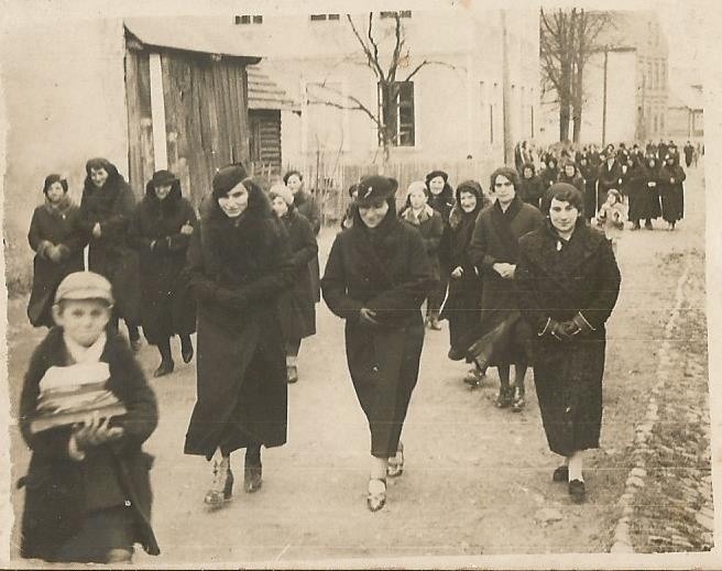 To zdjęcie żydowskich kobiet wracających ulicą Jagiellońską...