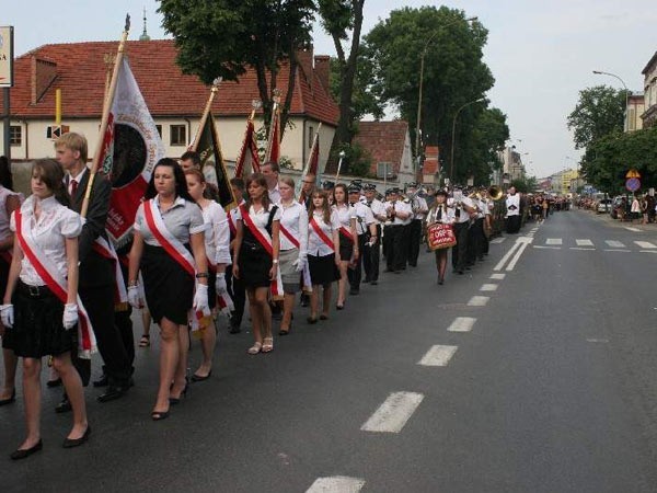 W pogrzebie Janusza Kołakowskiego uczestniczyły setki osób.