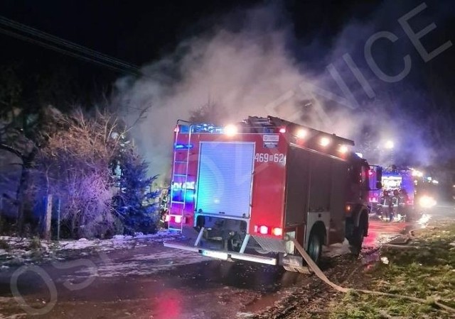 W nocy z soboty na niedzielę strażacy gasili pożar drewnianego domu w Piotrkowicach w gminie Kozienice.