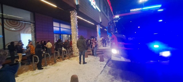 W sobotę, 20 stycznia, po godzinie 17 w galerii handlowej Victoria w Wałbrzychu, wybuchł pożar. Na miejsce natychmiast wysłano strażaków, a z obiektu ewakuowano łącznie około tysiąca osób. Ogień pojawił się w jednej z toalet.