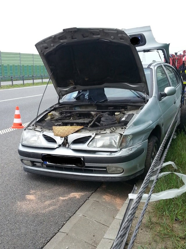 Renault wjechał w liny rozdzielające pasy autostrady.