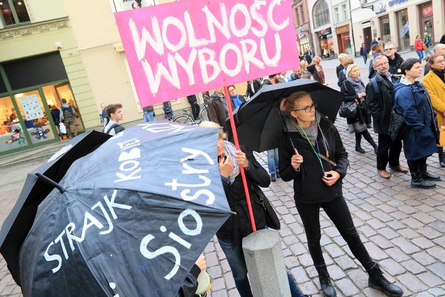 Czarny protest odbył się w rocznicę ubiegłorocznego, który na ulicach polskich miast zgromadził tysiące ubranych na czarno i wyposażonych w czarne parasolki kobiet. Pod jego wpływem mający w Sejmie większość PiS nie poparł projektu zakazu aborcji, który złożyły środowiska pro-life.Wkrótce ma on wrócić do Sejmu. Właśnie przeciw temu i przeciw ograniczaniu praw kobiet protestowały uczestniczki wczorajszego czarnego protestu. Manifestowały w wielu polskich miastach. W Toruniu - pod pomnikiem Kopernika. Były oczywiście transparenty i wiele przemówień. - Jest o co walczyć - przekonywała jedna z protestujących. - Także o dostęp do antykoncepcji awaryjnej bez recepty.W czasie protestu zbierano podpisy pod projektem „Ratujmy Kobiety”, przewidującym możliwość aborcji do 12. tygodnia ciąży, a później gdy ciąża jest np. wynikiem gwałtu.Sto metrów od czarnego protestu, w okolicy kościoła ojców jezuitów, zebrali się ludzie ze środowisk antyaborcyjnych. Tu były m.in. plakaty z abortowanymi dziećmi i głośne modlitwy. Zobacz także: Dwunastu najbardziej wpływowych mężczyzn w Toruniu [ZDJĘCIA]"Czarny Wtorek" w Toruniu [ZDJĘCIA]NowosciTorun