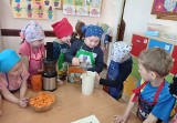Przedszkolaki ze szkoły w Wielgusie świętowały Dzień Marchewki. Były pyszny sok, surówka, zagadki i piosenki. Zobaczcie zdjęcia