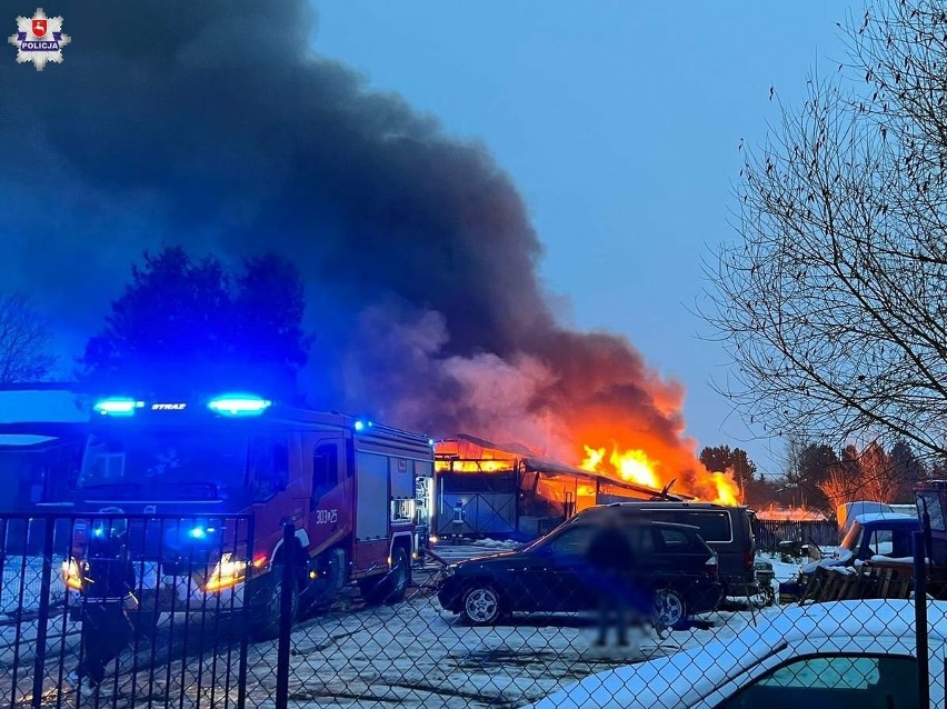Pożar domu w miejscowości Łuszczów Pierwszy. Zdjęcia