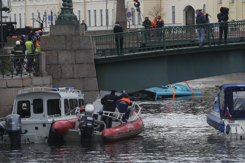 W centrum Sankt Petersburga autobus z pasażerami wpadł do...