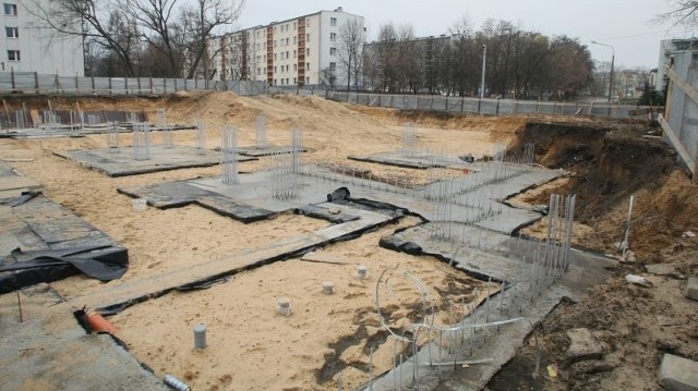 W tym miejscu Przedsiębiorstwo Specjalistycznych Usług Budowlanych Master-Kort zaczęło w Kielcach budowę wieżowca. Na razie inwestycja jest wstrzymana, bo nie ma chętnych na mieszkania.