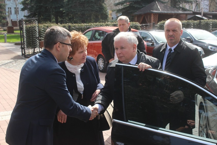 Tablicę pamiątkową ku czci ofiar katastrofy smoleńskiej...