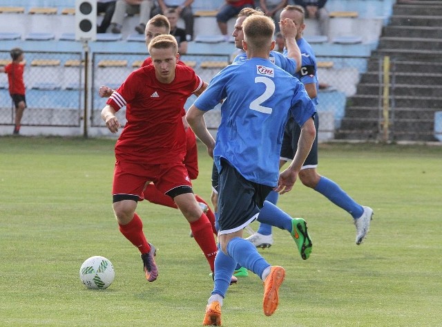 Karol Krzyżyk (z lewej) zdobył bramkę dla Wiernej Małogoszcz w rozegranym w Kielcach sobotnim meczu czwartej ligi z GKS Nowiny. To jego pierwsze trafienie w tym sezonie