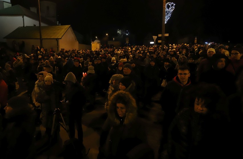 Noworoczny pokaz fajerwerków w Iłży. Rozświetlone wzgórze zamkowe i tłumy widzów! Zobaczcie wideo i zapis transmisji na żywo