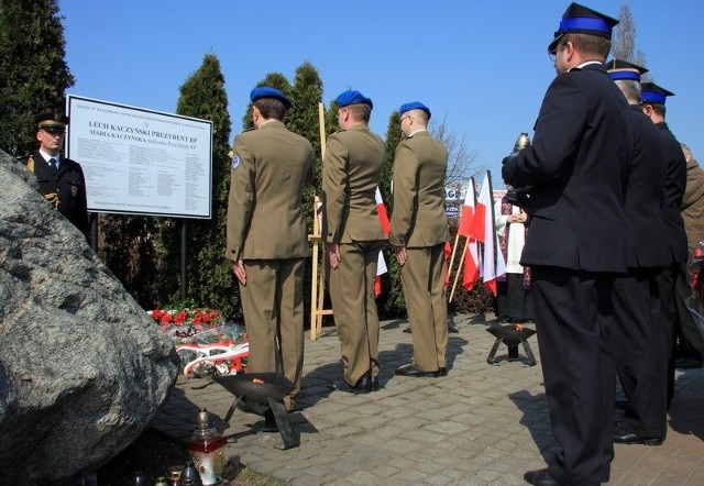 Kwiaty i znicze uczciły w Lęborku ofiary sobotniej tragedii. 