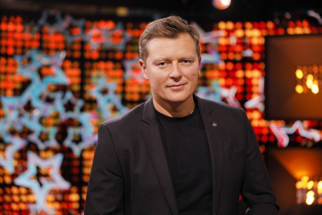 Rafał Brzozowski to muzyk, który od 2017 roku jest związany z Telewizją Polska. Został wtedy prowadzącym programu „Koło Fortuny", a także poprowadził Sylwestra w Zakopanem. 