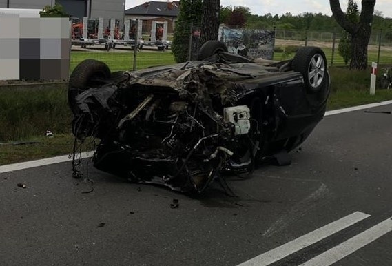 Wypadek w Rzekuniu Kolonii na drodze wojewódzkiej nr 627. Kierowca seata w szpitalu