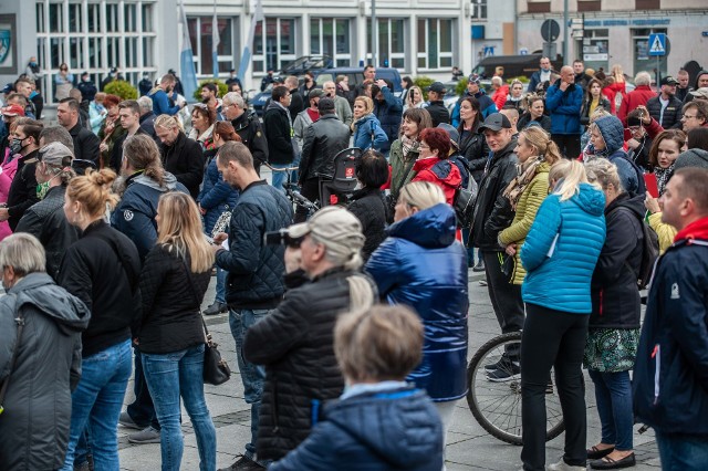 W sobotnie południe na Rynku Staromiejskim w Koszalinie rozpoczął się protest przeciwników polityki, którą rząd prowadzi w czasie pandemii oraz wprowadzanych obostrzeń.