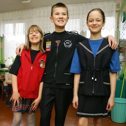 Takie propozycje mundurków przygotowano dla uczniów Szkoły Podstawowej nr 63 przy ul. Grodzkiej w Szczecinie.