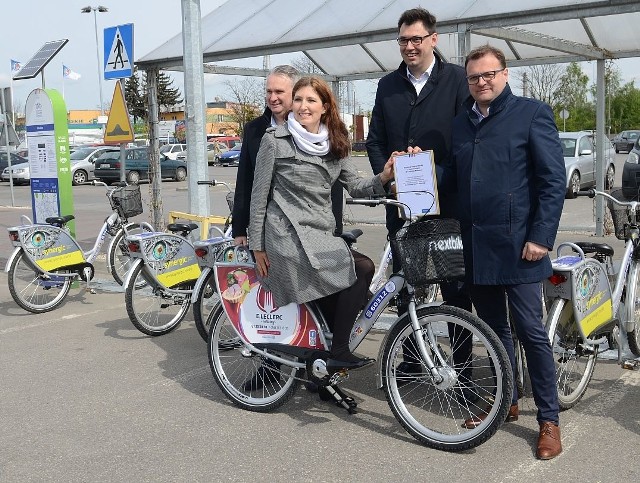 W uroczystym otwarciu stacji Roweru Miejskiego przy E.Leclerc uczestniczyli: Angelique Renard-Chardin, współwłaścicielka E.Leclerc, prezydent Radomia Radosław Witkowski i wiceprezydent Konrad Frysztak.