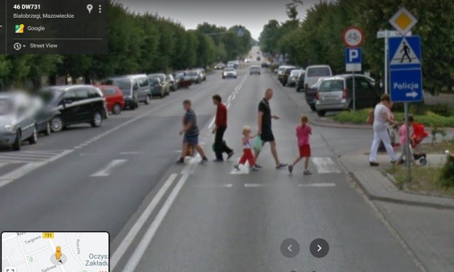 W programie Google Street View automatycznie zamazywane są ludzkie twarze i tablice rejestracyjne samochodów, ale na zdjęciach można rozpoznać siebie lub kogoś znajomego po charakterystycznej sylwetce, ubraniu lub miejscu. A może to ciebie upolowała kamera Google'a - podczas spaceru, w czasie zakupów lub podczas rowerowej przejażdżki po ulicy Krakowskiej w Białobrzegach? Zobacz zdjęcia!