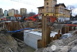 Budują tunel i nowe perony na stacji kolejowej w Dąbrowie Górniczej - Gołonogu. Będą także ronda i parkingi 