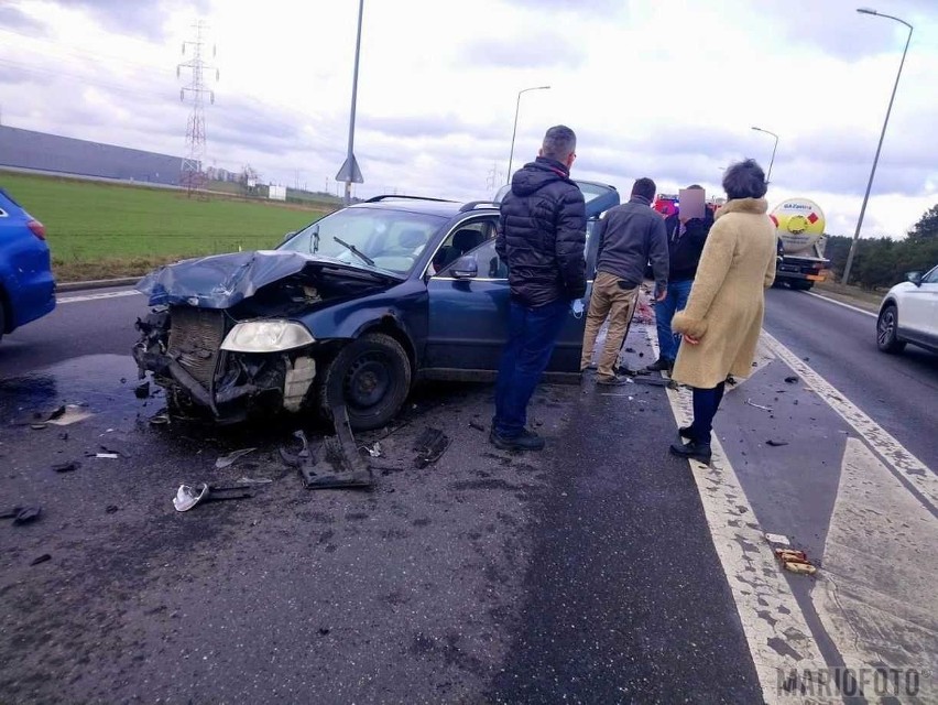 Zderzenie toyoty z volkswagenem na obwodnicy Opola.