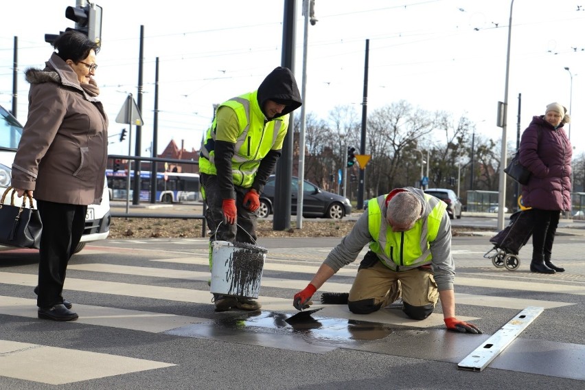Prace naprawcze asfaltu na Placu Niepodległości