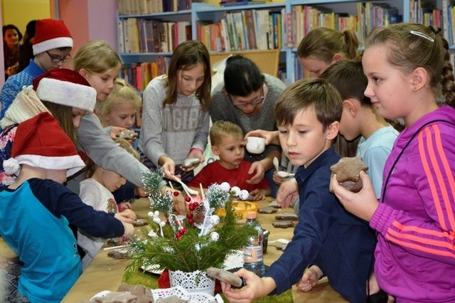 Czterdzieści osób zebrało się w Bibliotece Publicznej im. Jarosława Iwaszkiewicza w Sępólnie Krajeńskim, aby spotkać się z Mikołajem, który zgodnie z tradycją odwiedza bibliotekę każdego roku. Spotkanie było bardzo urozmaicone. W trakcie wszyscy pisali listy do Świętego Mikołaja, słuchali kolęd, stroili choinkę. Prezenty znalezione pod choinką sprawiły zebranym wiele radości i wywołały uśmiech na ich twarzach. Spotkanie skończyło się "słodko". Wśród prezentów znalazły się pierniki, lukier, bakalie i kolorowe cukiereczki. Wszyscy z zapałem zabrali się do pracy. Ozdabianie piernikowych ciasteczek było nie lada wyzwaniem.