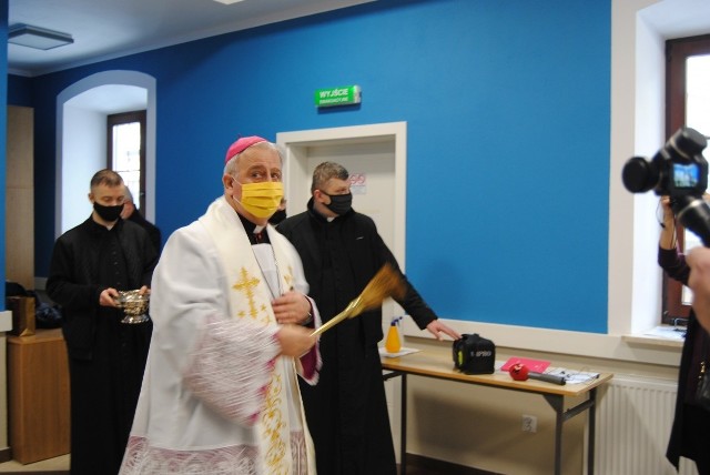 Odnowioną zabytkową plebanię poświęcił biskup kielecki Jan Piotrowski.
