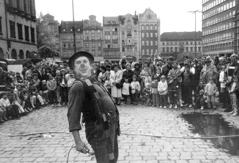 10 maja 1992, popołudnie na wrocławskim Rynku. Mieszkańców...