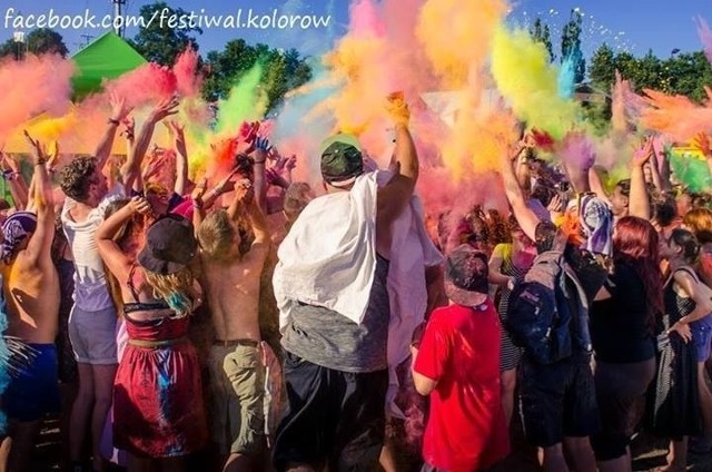 Podczas festiwalu tłum tańczących i śpiewających ludzi wyrzuca kolorowe proszki do góry