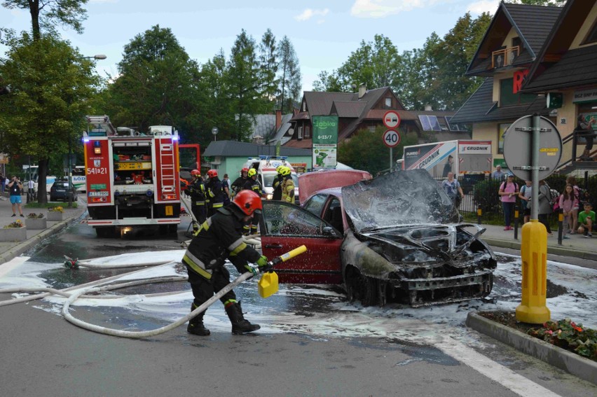 Zakopane. Na środku jezdni auto stanęło w płomieniach. Kierowca przeżył [ZDJĘCIA]