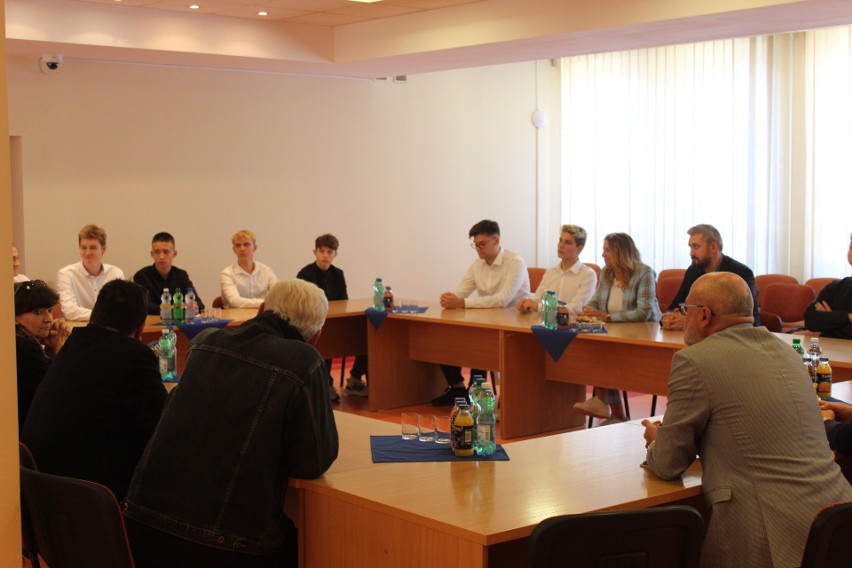 Członkowie Zarządu Powiatu ostrowieckiego spotkali się z Mistrzami Polski U-19 w waterpolo. Zobaczcie zdjęcia