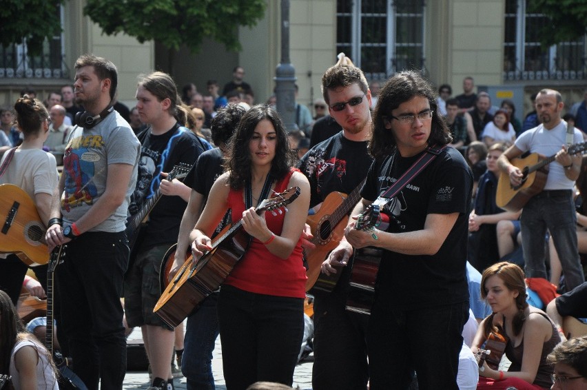 Wrocław: Gitarowy Rekord Guinnessa pobity! O ponad 70 gitar (ZDJĘCIA)