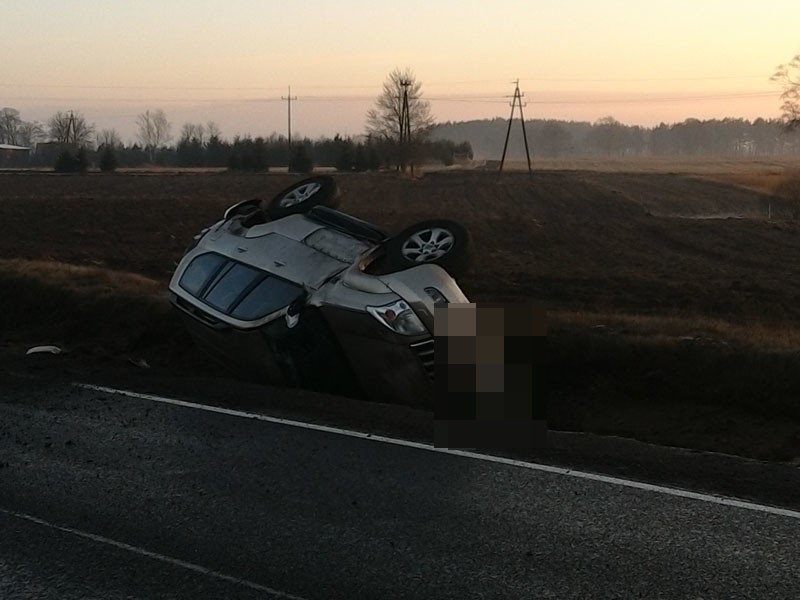 W czwartek rano doszło do groźnego dachowania koło wsi Biała...