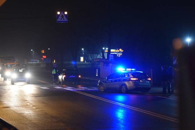 Pieszego potrącił osobowy volkswagen, do zdarzenia doszło późnym popołudniem w Złejwsi Wielkiej, w okolicy przejścia dla pieszych przy dyskoncie Biedronka.Do potrącenia doszło w Złejwsi Wielkiej, przy skrzyżowaniu z drogą na Siemoń. Poszkodowany ma złamaną kończynę, do szpitala zabrała go karetka. Na miejscu pracowała policja. Ruch odbywał się wahadłowo.Dlaczego warto nosić odblaski? Mówi Sławek Piotrowski.