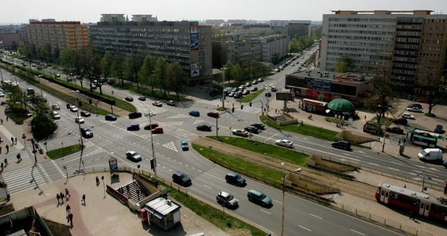 Aleja Wyzwolenia będzie w obie strony sześciopasmowa. Wjazd do nowego biurowca będzie tuż za przejściem podziemnym.