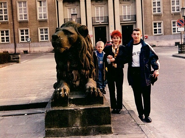 Piotr Simiński - obecnie komendant  koszalińskiej Straży Miejskiej - wraz z rodziną. Zdjęcie zostało zrobione w 1999 roku