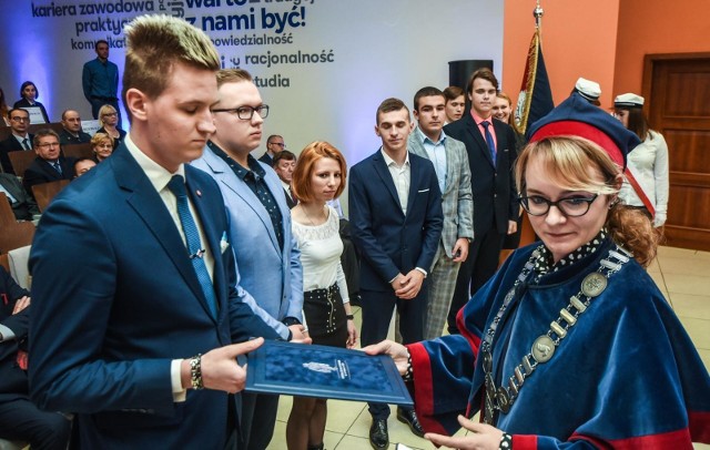 W środę, 3 października w Auli WSB w Bydgoszczy (ul. Fordońska 7) zainaugurowano rok akademicki 2018/2019.Rekrutacja jeszcze nie zakończyła się ale wszystko wskazuje na to, że liczba wszystkich studentów i słuchaczy będzie zbliżona do zeszłorocznej - informuje uczelnia. - Wśród najchętniej wybieranych kierunków największą popularnością cieszą się kierunki takie jak:- logistyka, - zarządzanie, - bezpieczeństwo wewnętrzne- finanse i rachunkowość. Ruszają także studia MBA oraz studia podyplomowe.O krok od wielkiej tragedii! Cudem uniknęli śmierci! [wideo - program Stop Agresji Drogowej]