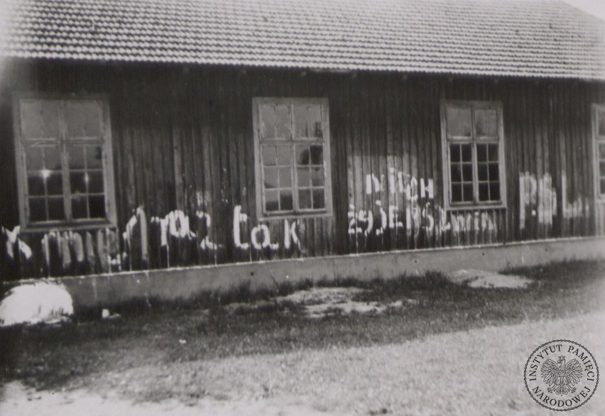 Fragment napisu na ścianie budynku z okresu referendum 1946...