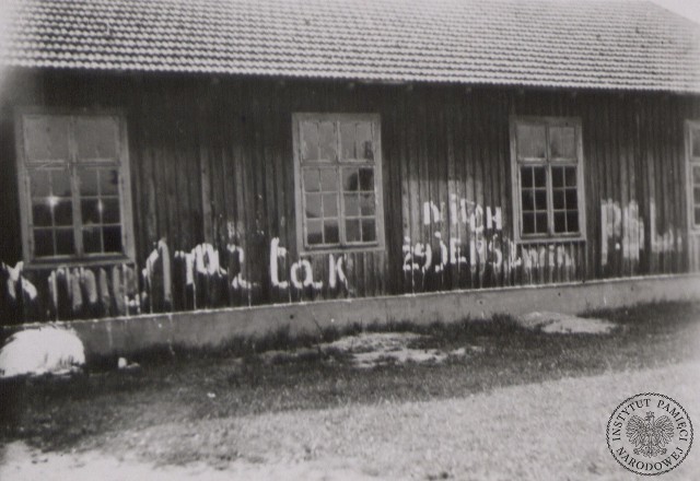 Fragment napisu na ścianie budynku z okresu referendum 1946 r. w nieznanej miejscowości w Polsce: „2 x nie, 1 raz tak. Niech żyje NSZ, WiN, PSL”.
