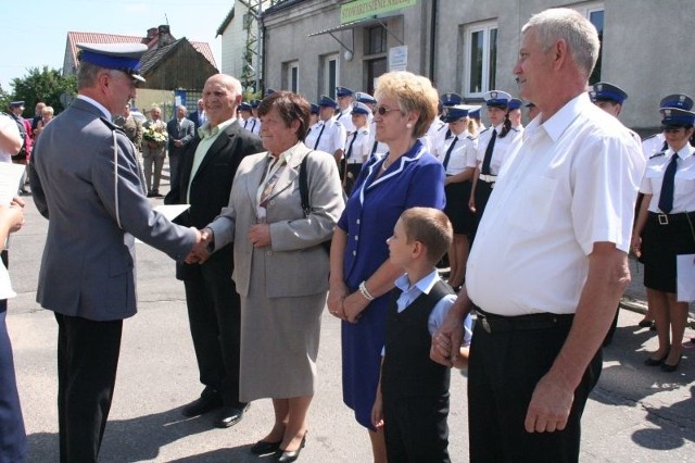 Gratulacje od komendanta Andrzeja Choromańskiego odbierają: Jadwiga i Henryk Wasil oraz Marianna i Jan Radomscy