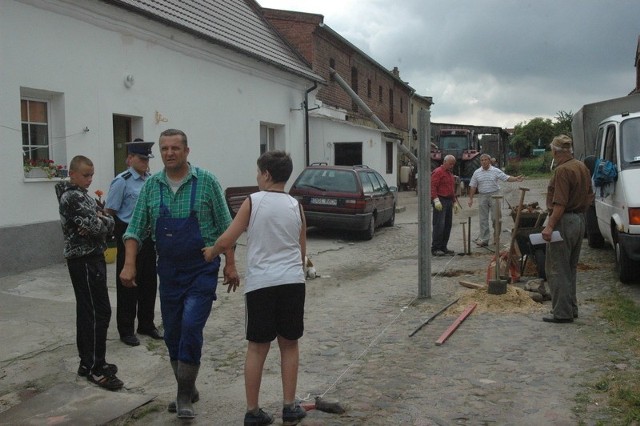 Kiedy firma zamówiona przez Feliksa Forszpaniaka stawiał płot na środku podwórka, obie rodziny wykrzykiwała do siebie najróżniejsze pretensje, nie przebierając w słowach.