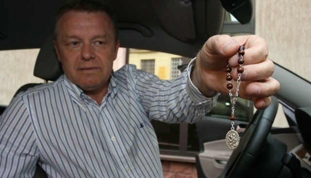 Tadeusz Dudka, prezes kieleckiej Korony, wozi w samochodzie dziesiątek różańca z medalikiem świętego Krzysztofa.
