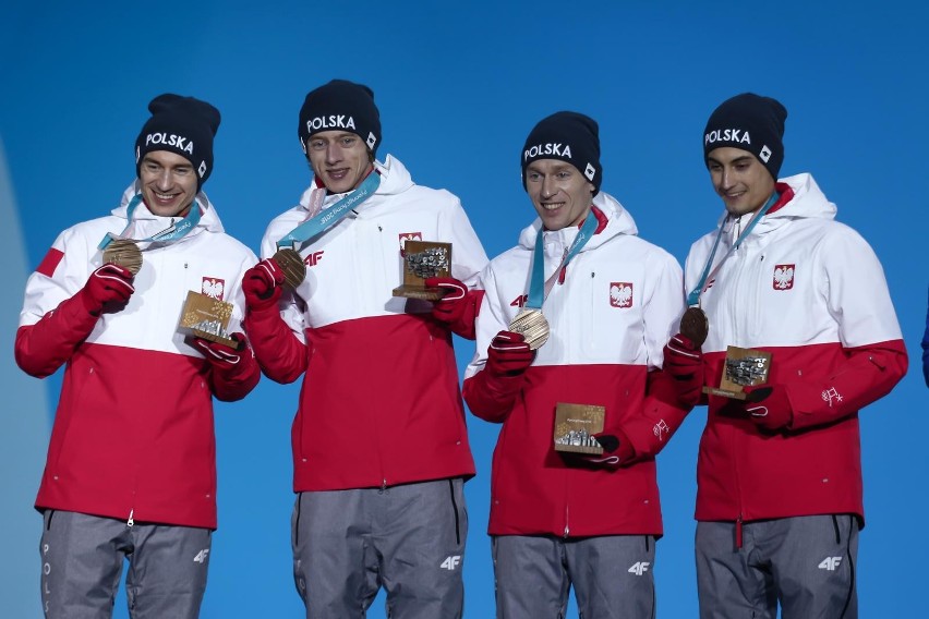 Pjongczang 2018. Polscy skoczkowie odebrali "brąz" podczas ceremonii medalowej. "Z medalem na szyi radość jest jeszcze większa" [GALERIA]